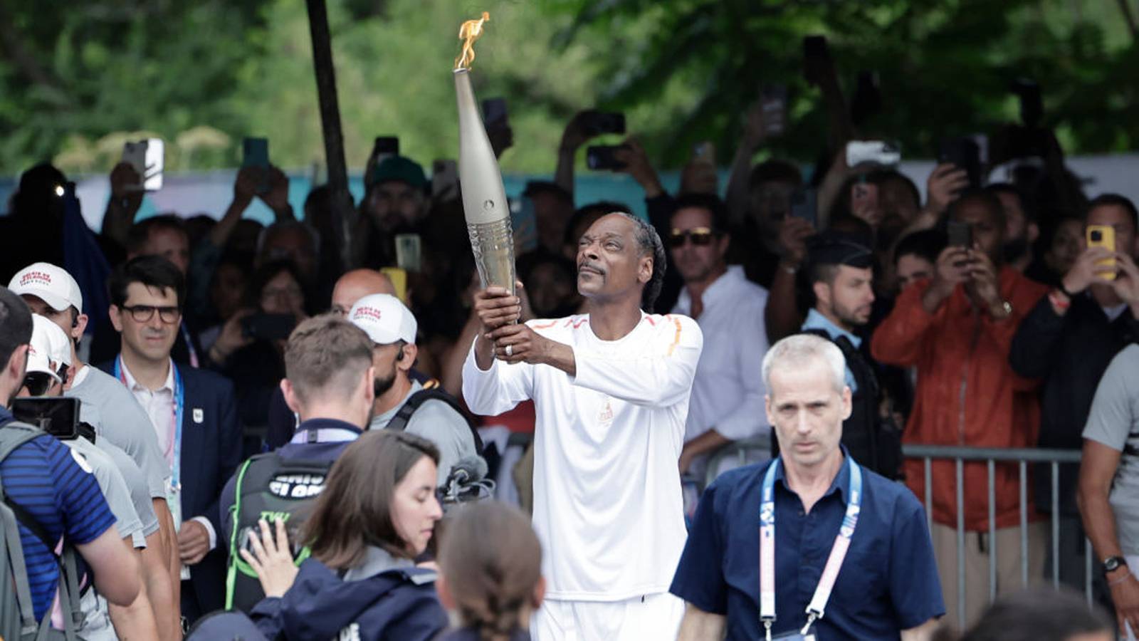 Paris Olympics Snoop Dogg lights up torch run 960 The Ref