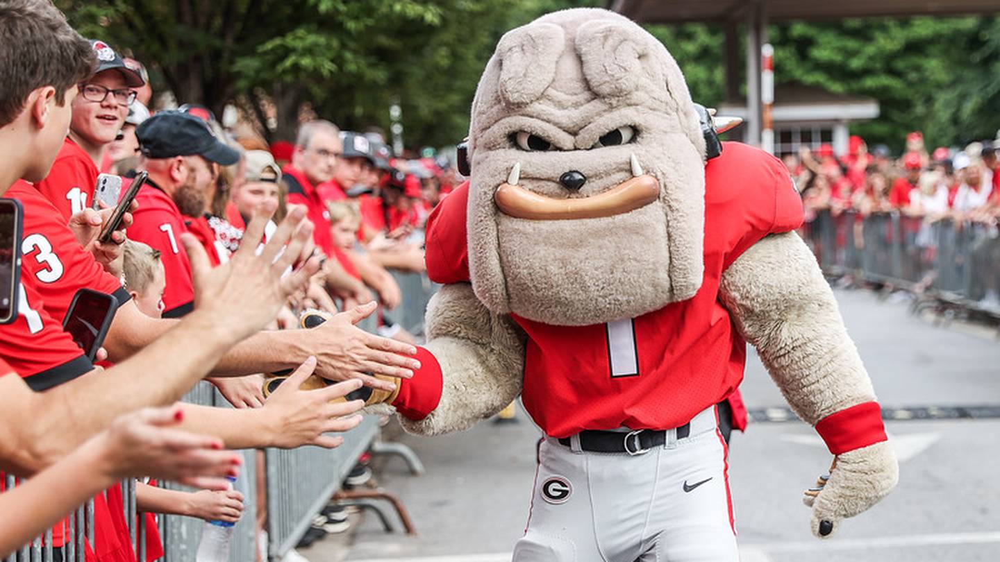 Georgia football sees epic guest star in the Dawg Walk
